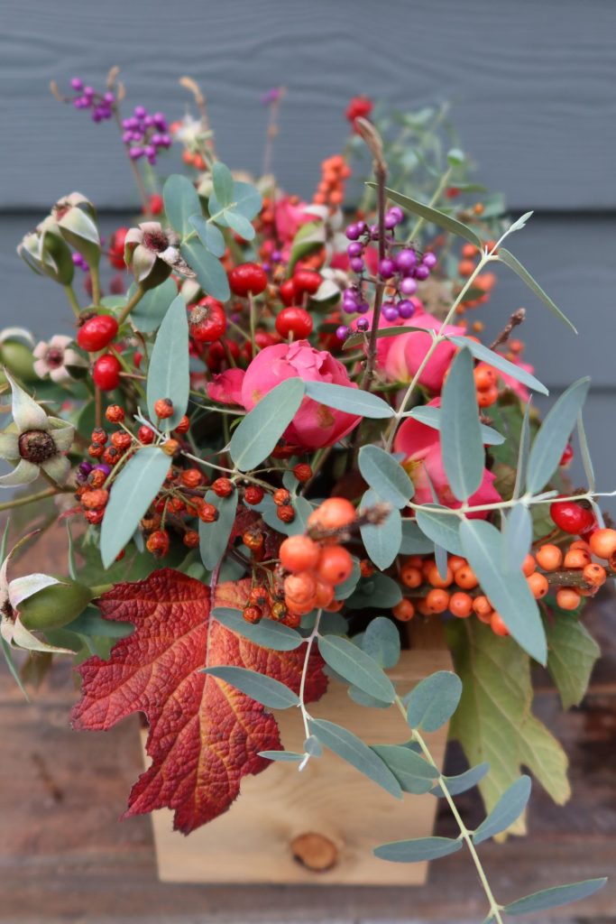 Love the seasonal colors of this garden-sourced centerpiece.